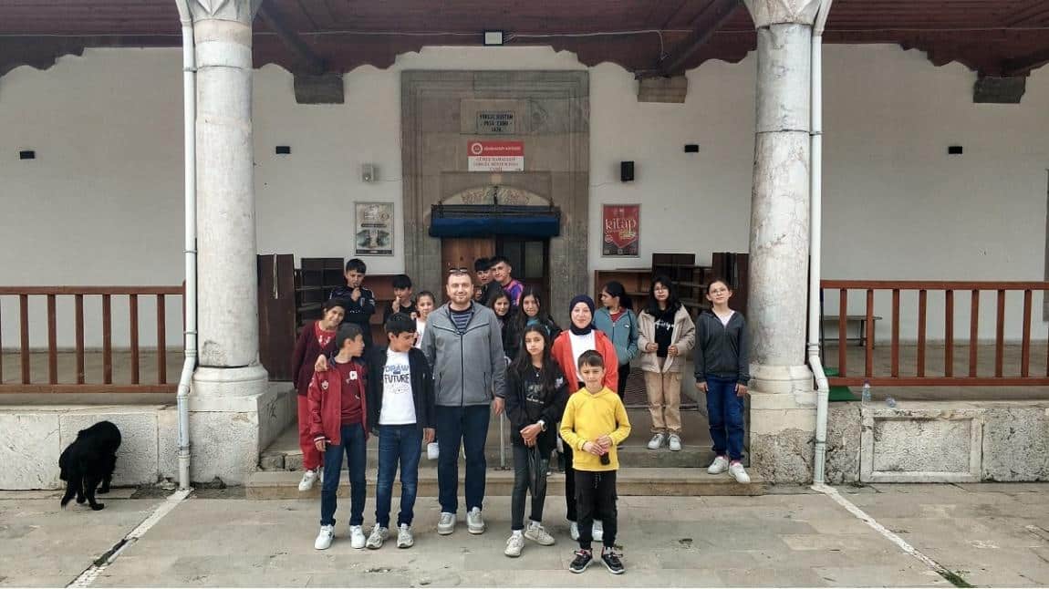 Öğrencilerimiz Bugün Gümüşhacıköy İlçesinin ve Gümüş Mahallesinin Tarihi Mekanlarını, Kültürel Varlıklarını Ziyaret Ettiler