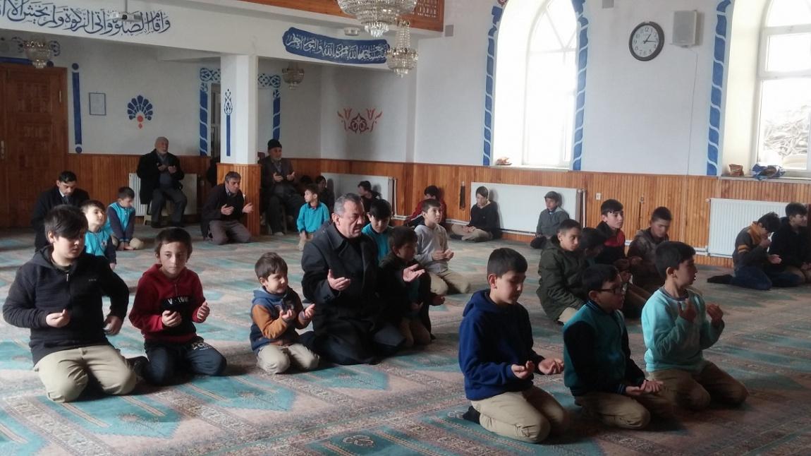 Regaib Kandilinde Minik Kalplerden İdlib'te Savaşan Şanlı Ordumuza Dua