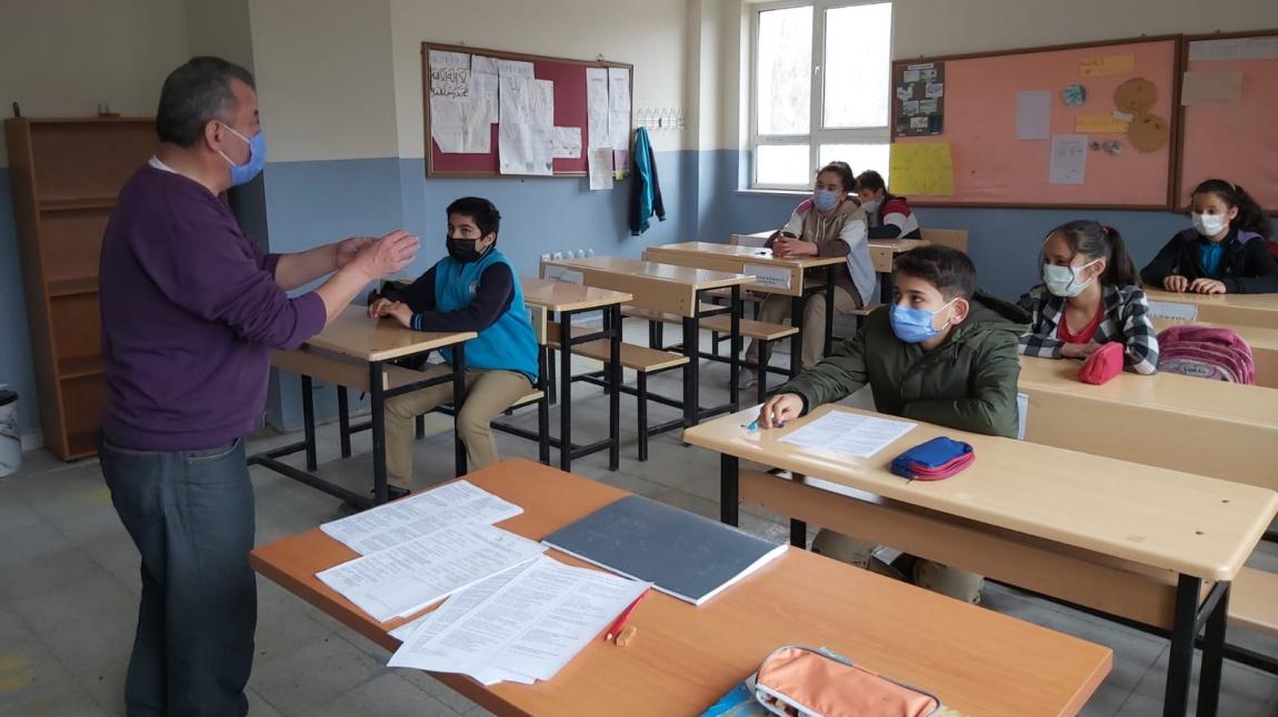 Okul Müdürümüz Murat ÖNDER Öğrencilerine LGS Sınavı Hakkında Bilgilendirmelerde Bulundu