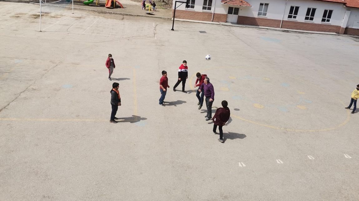 Destekleme ve Yetiştirme Kurslarına Devam Eden İmam Hatip Ortaokulu Öğrencileri Teneffüslerde Okul Müdürleri Murat ÖNDER İle Futbol Oynamaktadırlar