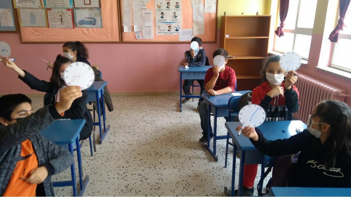 Kızılca İmam Hatip Ortaokulu 7.Sınıf Öğrencileri İngilizce Dersinde Saatleri Öğrendiler