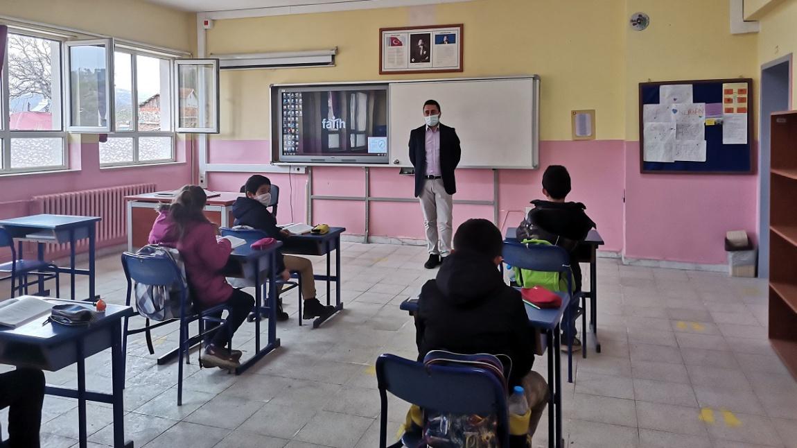 İmam Hatip Ortaokulu 5.Sınıf Öğrencileri Bugün Türkçe Dersinde Deneme Sınavı Sorularını Çözdüler