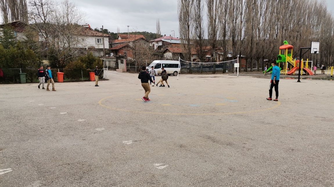 İmam Hatip Ortaokulu Öğrencileri Beden Eğitimi Dersinde Takımlar Arası Futbol Maçı Yapmaktadırlar