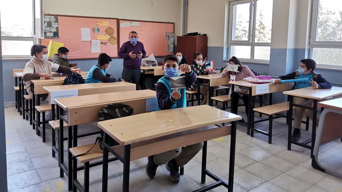 Okul Müdürümüz Murat ÖNDER, İmam Hatip Ortaokulu 7-A Sınıfı Öğrencilerine Eğitim Kurumlarında Hijyenin Şartlarının Geliştirilmesi ve Enfeksiyon Önleme Kontrol Kılavuzunu Anlattı