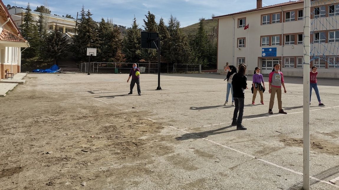 Okul Müdürümüz Murat ÖNDER İmam Hatip Ortaokulu 6.Sınıf Öğrencileriyle Voleybol Oynadı