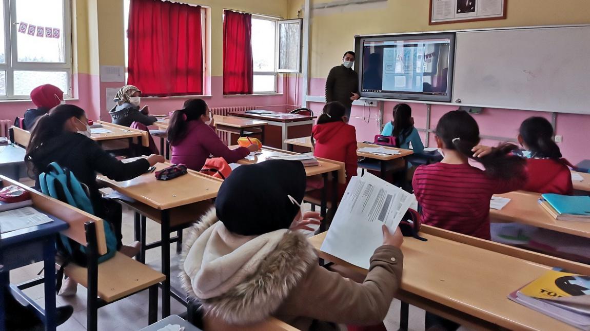 İmam Hatip Ortaokulu 6.Sınıf Öğrencileri Bugün Türkçe Dersinde Deneme Sınavı Sorularını Çözdüler