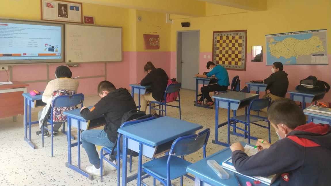 İmam Hatip Ortaokulu 8.Sınıf Öğrencileri Bugünkü Türkçe Dersinde Örnek Sorular Çözdüler