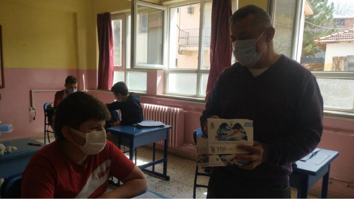 Okul Müdürümüz Tarafından Kızılca İmam Hatip Ortaokulu Öğrencilerimize Cerrahi Maske Dağıtıldı