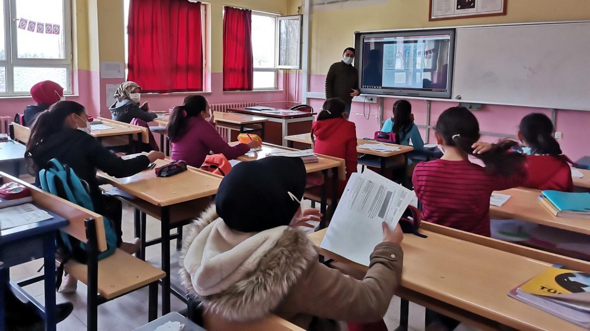 İmam Hatip Ortaokulu 6.Sınıf Öğrencilerimiz Bugünkü Türkçe Dersinde Okuma Metninin Alıştırmalarını Yaptılar