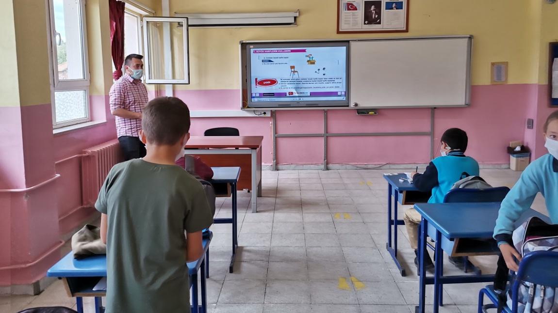 İmam Hatip Ortaokulu 5.Sınıf Öğrencilerimiz Bugünkü Türkçe Dersinde Büyük Harflerin Yazılışını Öğrendiler