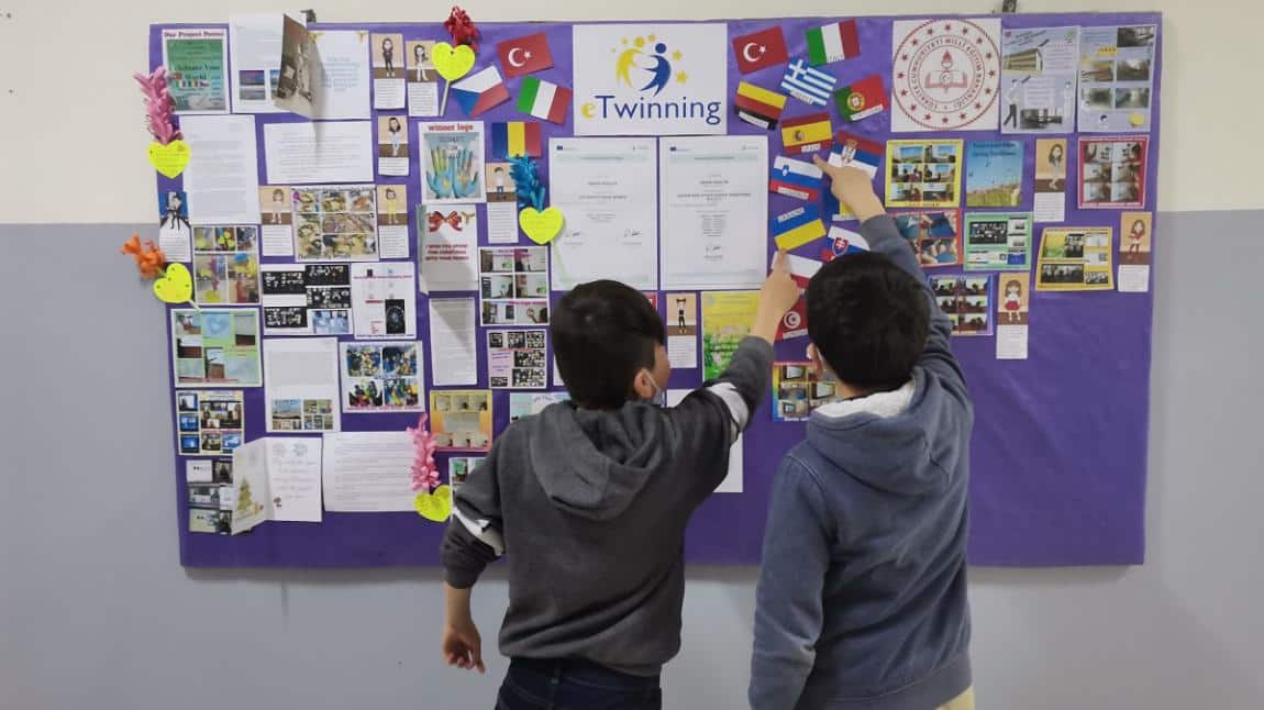 Okulumuzda e-Twinning Projeleri Tüm Hızıyla Devam Etmektedir