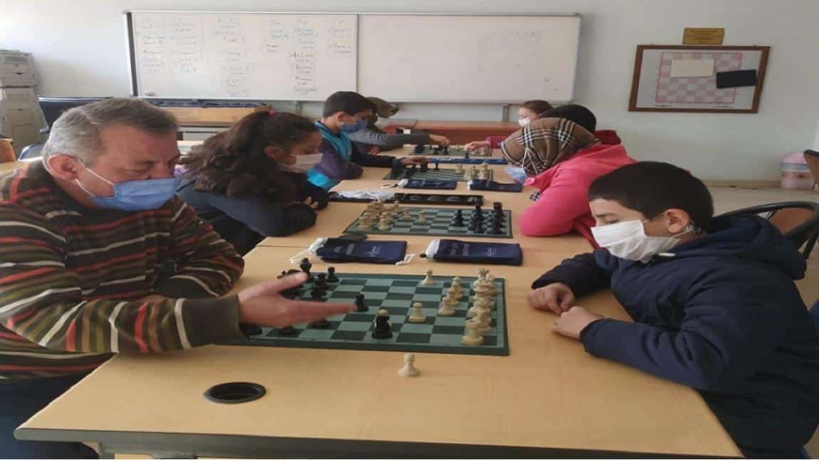 Öğrencilerimiz Satranç ve Akıl-Zeka Oyunları Egzersiz Programlarına Katılmaktadır