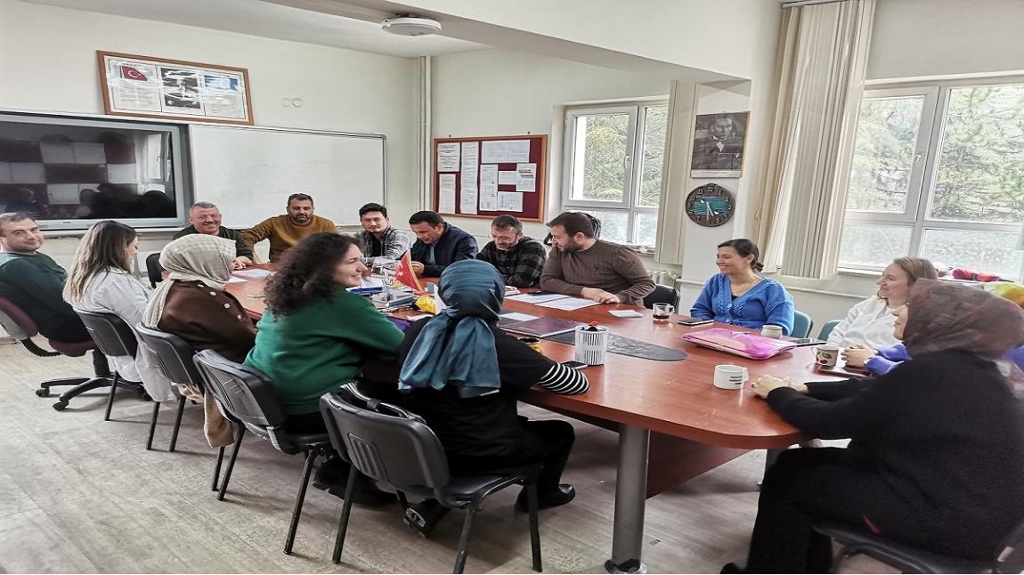 Okul Müdürümüz Öğretmenlerimizle ''Amasya'yı Yaşıyorum'' Projesi ve Ortak Sınavlarla İlgili Toplantı Yaptı