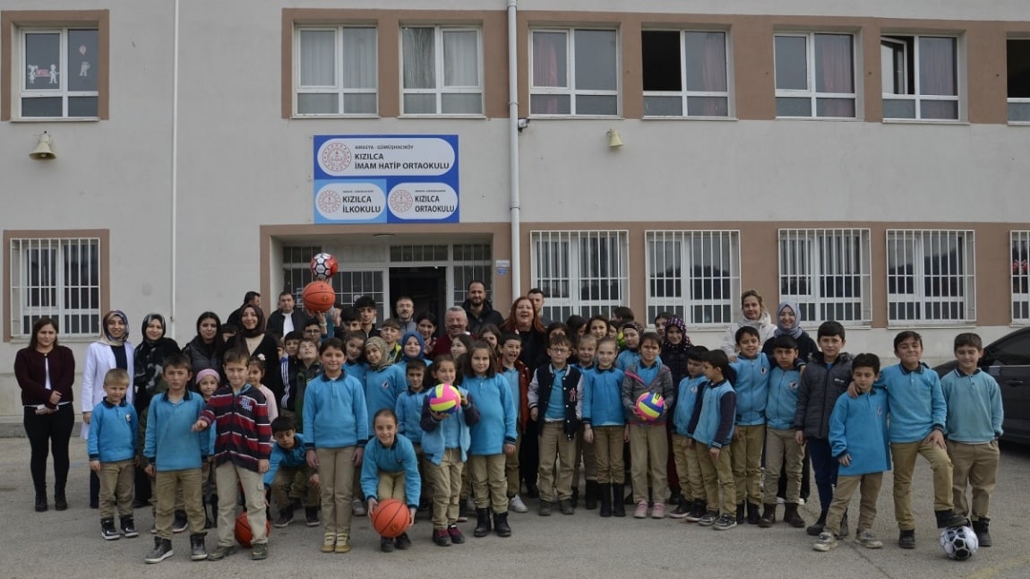 Bugün Gümüşhacıköy Belediyesi Sayın Başkanı Zehra ÖZYOL Öğretmen ve Öğrencilerimizi Ziyaret Etti